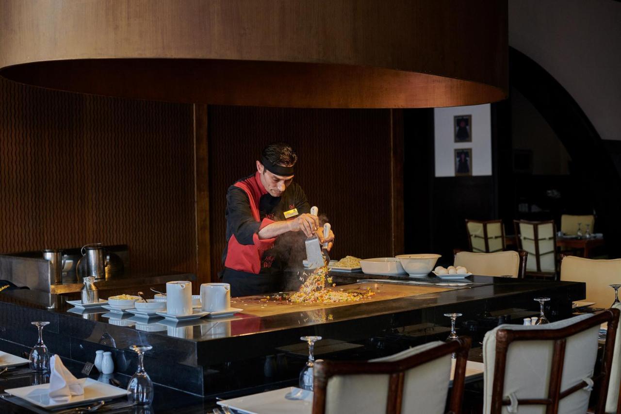 منتجع موزايك بيتش طابا هايتس المظهر الخارجي الصورة A chef at work