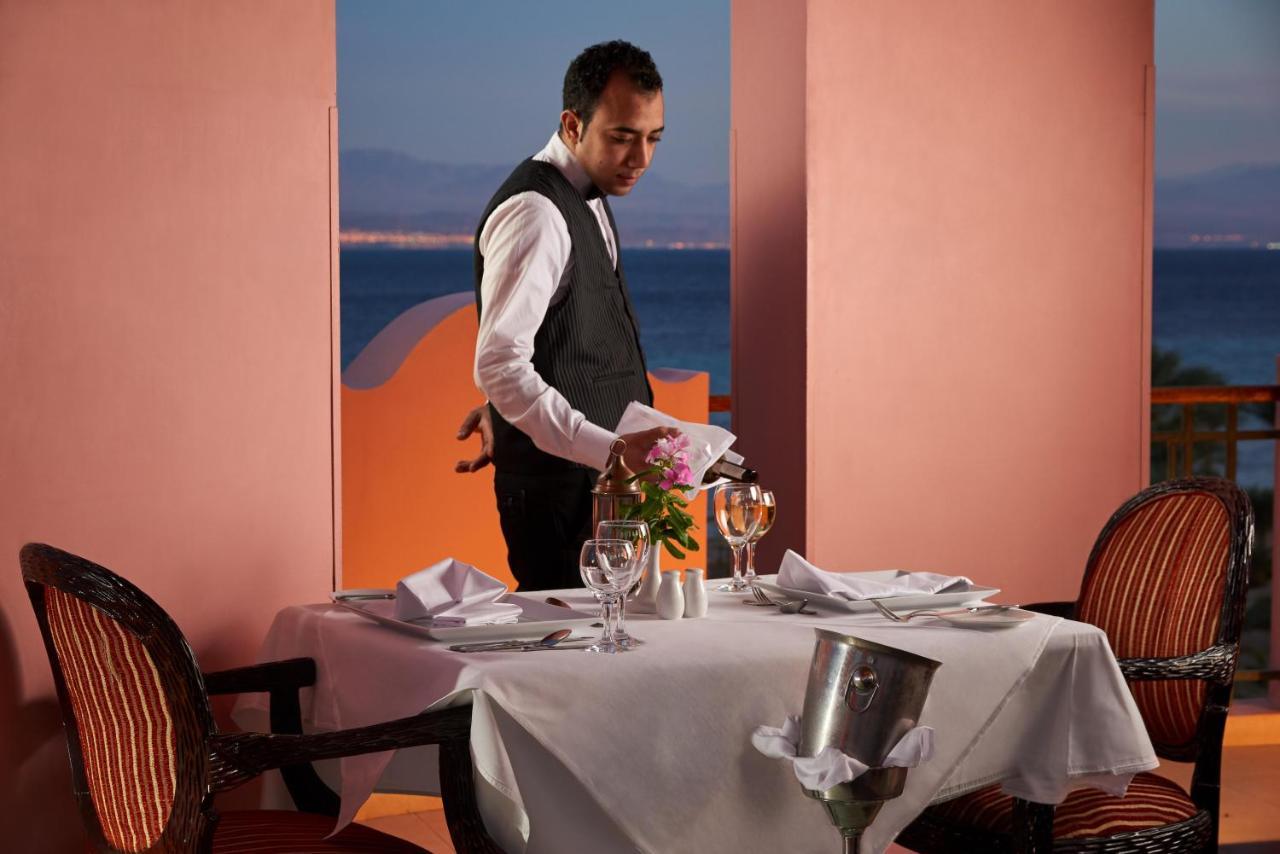 منتجع موزايك بيتش طابا هايتس المظهر الخارجي الصورة A waiter at a restaurant
