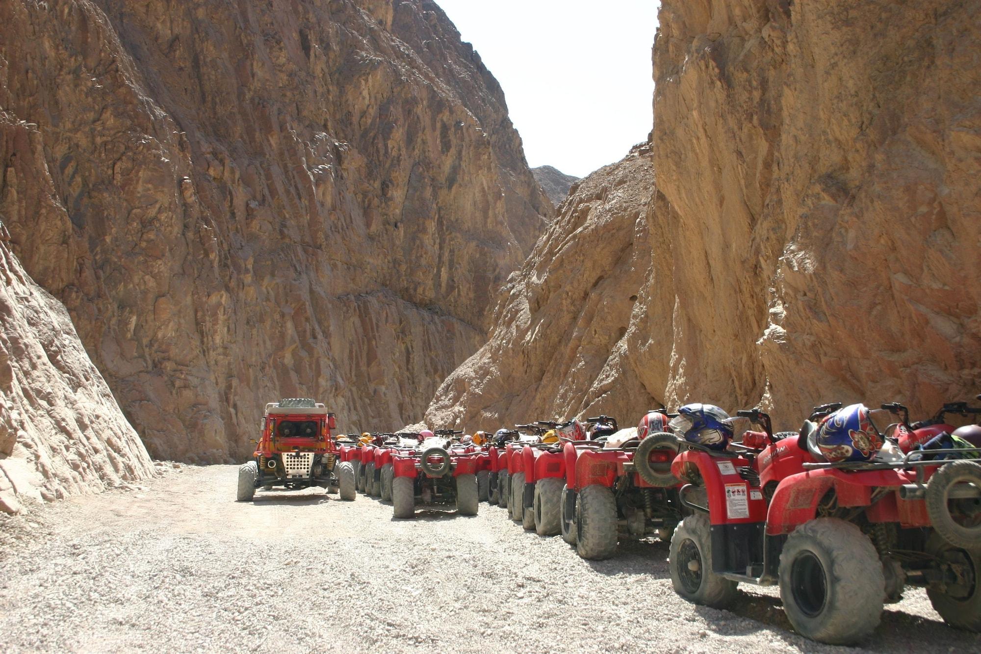 منتجع موزايك بيتش طابا هايتس المظهر الخارجي الصورة Tourists on quad bikes in Wadi Rum